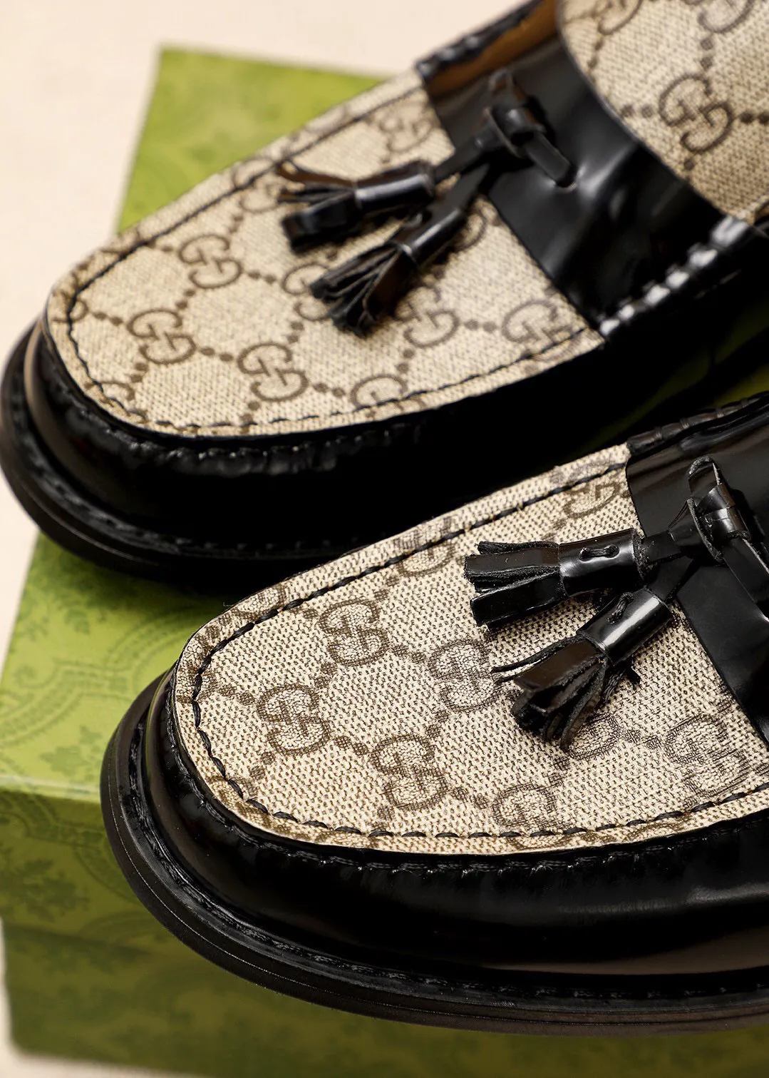Men's shoes 💰480 💐 Product trademark: GUCCI "Gucci" casual leather shoes Regular size: 38-44 (45🉑️customized) Product materials: Selected imported first-layer open-edge beaded cowhide leather upper + luxury hardware buckle, imported water-dyed cowhide leather lining. Strong three-dimensional visual effect, combined outsole Color: 3⃣️colors available